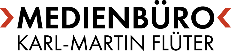 Logo „Medienbüro Karl-Martin Flüter“. Das Logo zeigt einen zweigeteilten Schriftzug in schwarz. In der oberen Zeile steht Medienbüro in Großbuchstaben und ist links und rechts in rote auf die Schrift zeigende spitze Klammern gefasst. Darunter mittig zentriert steht Karl-Martin Flüter.